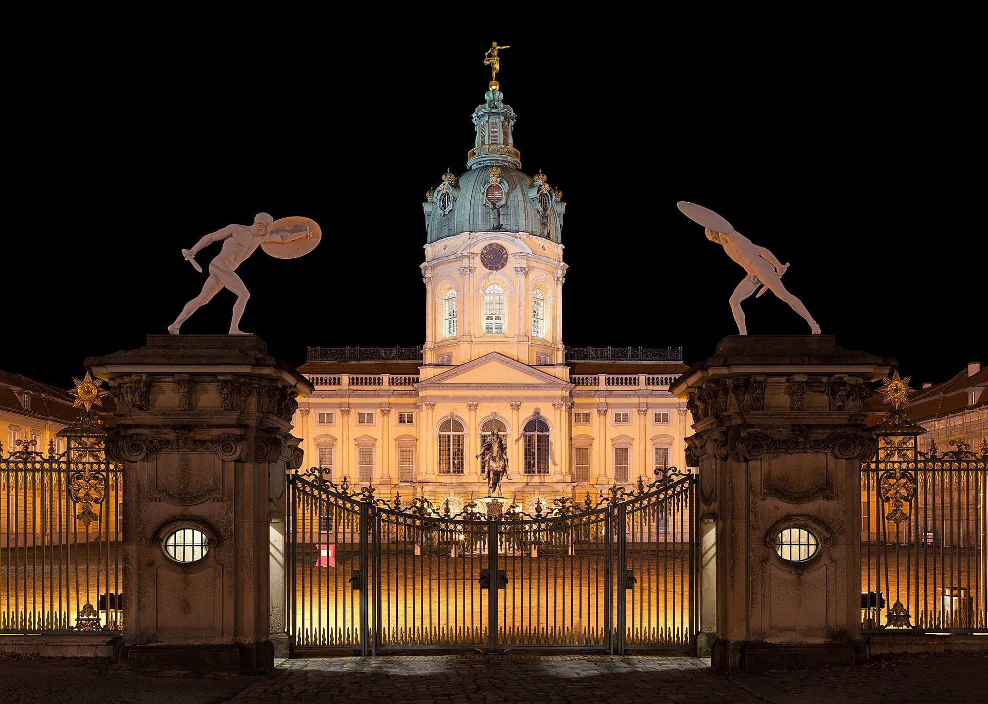 Schloss Charlottenburg nachts (Zuschnitt)