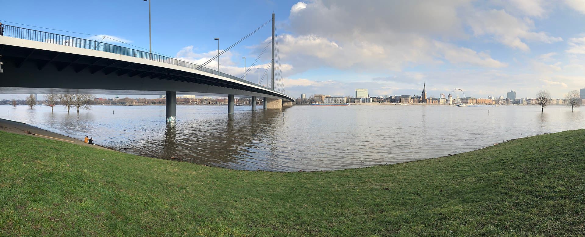 D-Oberkassel panorama auf Düsseldorf bei Hochwasser