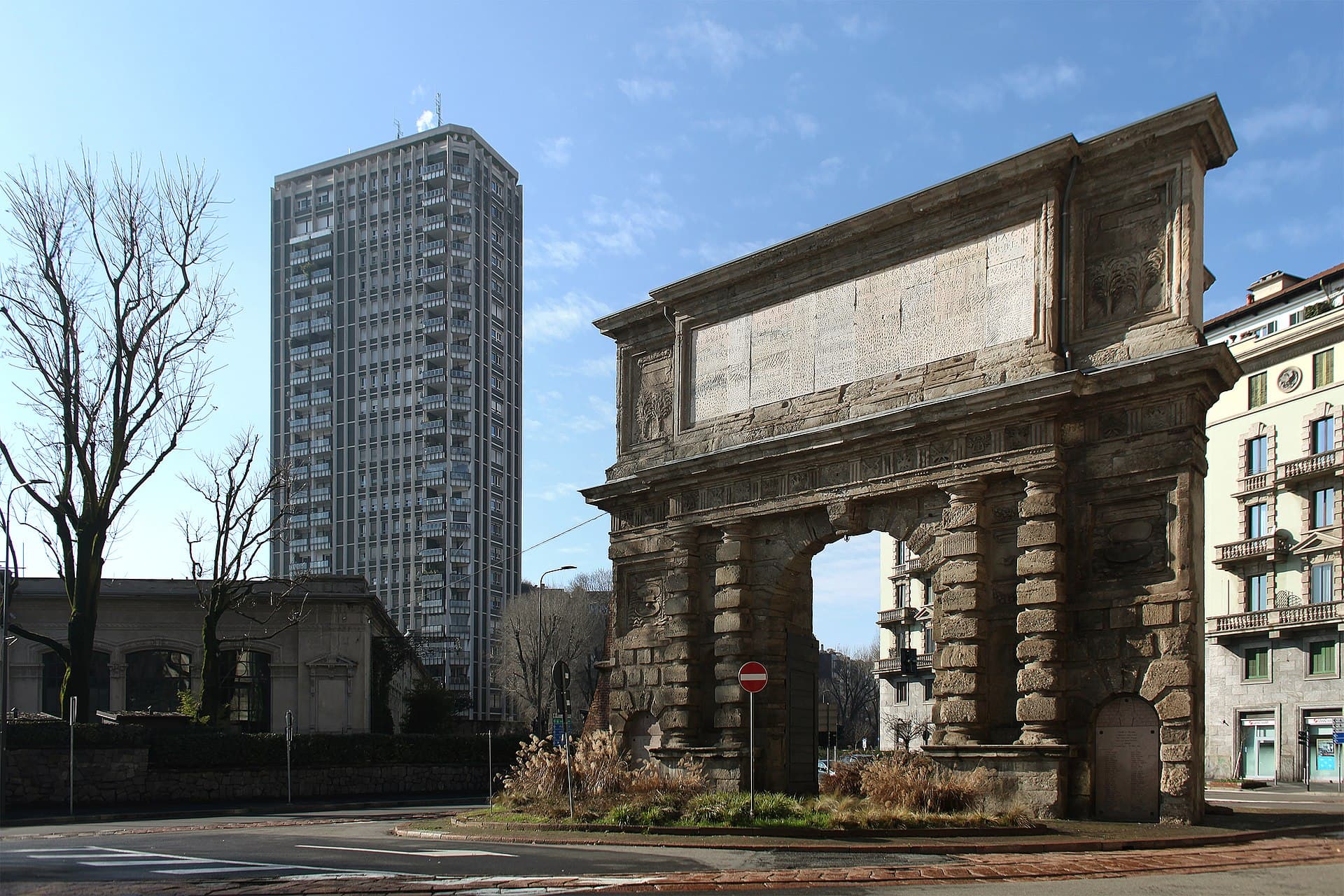 Veduta dell'arco di Porta Romana in piazzale Medaglie d'Oro, Milano