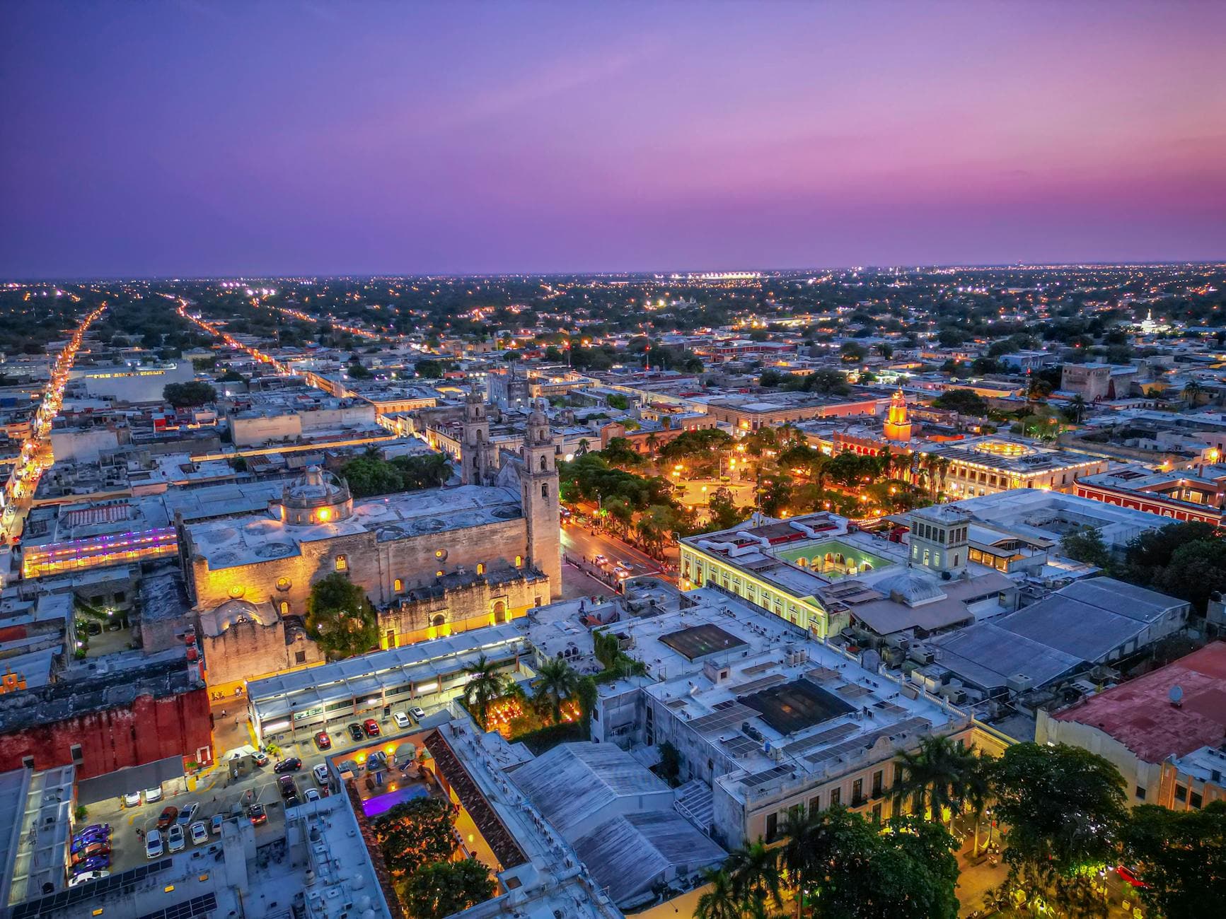 Stunning aerial panorama of Mérida, Mexico at twilight with vibrant city lights.