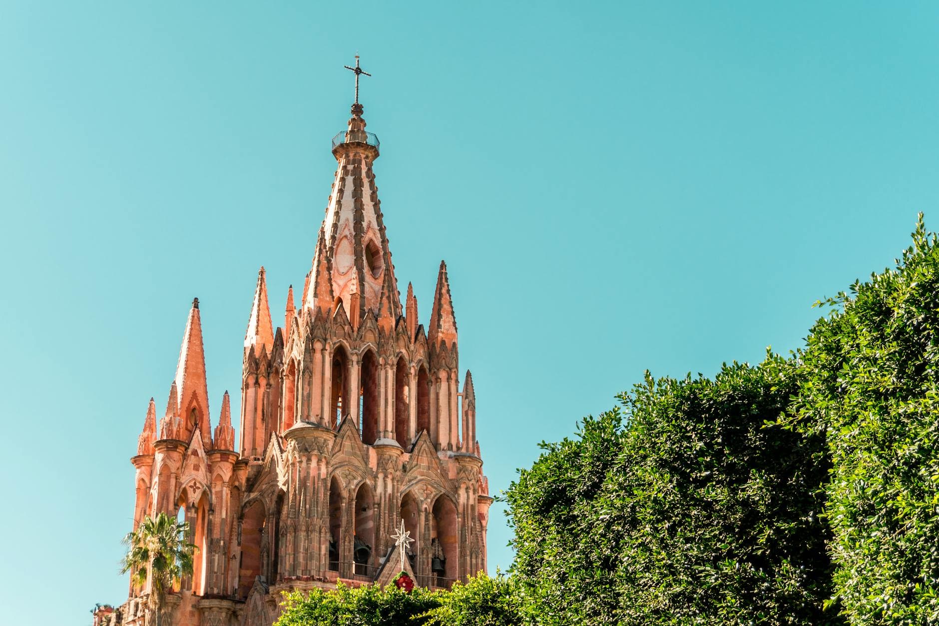 Stunning view of the iconic San Miguel Arcángel Church in San Miguel de Allende, Mexico.