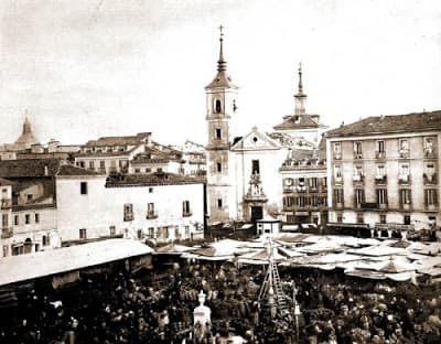 Plaza-la-cebada-san-millan-al-fondo